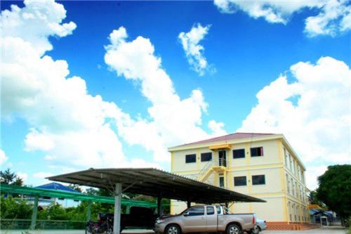 a truck parked in front of a building at โรงแรมพิมายบุรี Phimaiburi Apartment in Pi Mai