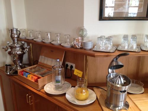 a room with a counter with glasses on it at CityHotel Kempten in Kempten