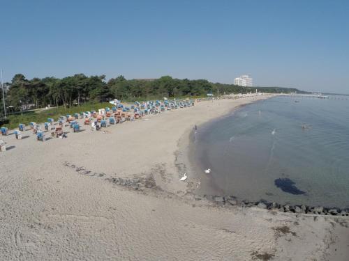 a group of people sitting on the beach at Ostseehaus Dreesen in Timmendorfer Strand
