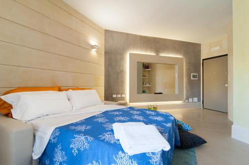 オートラントにあるBianco Mareのベッドルーム1室(ベッド1台、タオル2枚付)