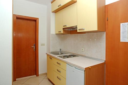 A kitchen or kitchenette at Apartments Villa Vallum