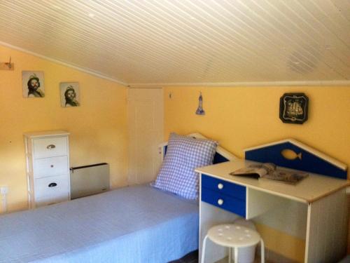 une petite chambre avec un lit et un bureau dans l'établissement Villa Margaux, à Sillans-la-Cascade