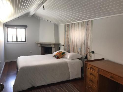 アヴェイロにあるCasa da Ponte Amarelaの大きな白いベッドと窓のある寝室