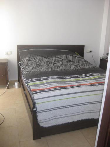 カルプにあるVistanova a la Cala Manzaneraの大型ベッド1台が備わる客室です。