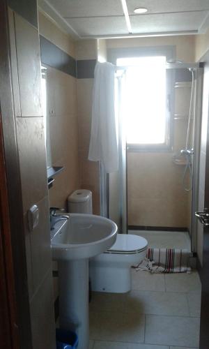 カルプにあるVistanova a la Cala Manzaneraのバスルーム(洗面台、トイレ付)