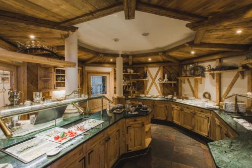 Kuchyň nebo kuchyňský kout v ubytování Hotel Hirschen