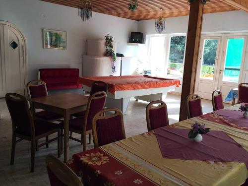 TahitótfaluにあるTahiti Vendégparkのテーブルと椅子、キッチン(カウンター付)が備わります。