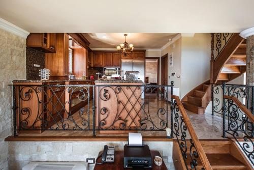 Kuchyň nebo kuchyňský kout v ubytování Villa Bella Mare, Wine Dark Sea Villas