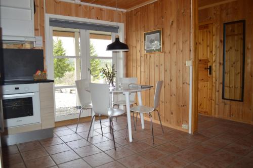 a kitchen and dining room with a table and chairs at Nordseter Fjellpark, Hyttegrend in Nordseter