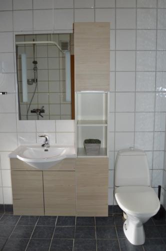 a bathroom with a white toilet and a sink at Nordseter Fjellpark, Hyttegrend in Nordseter
