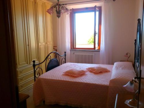 CollemezzanoにあるCasa Vacanze Nonna Tellaのベッドルーム1室(ピンクの枕2つ付)