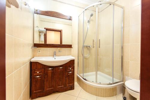 Ванная комната в Alanda Hotel