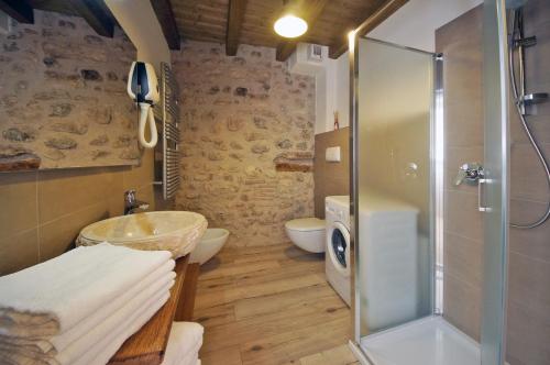 ティニャーレにあるAl Terrazzo Apartments - Ruculì Hospitalityのバスルーム(洗面台、ガラス張りのシャワー付)