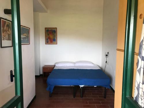 バージャ・サルディニアにあるAppartam. con piscina 4Pのベッドルーム1室(青いベッド1台付)