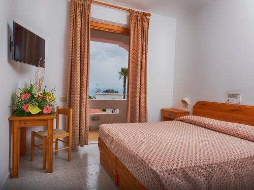 Кровать или кровати в номере Hotel Villa Miralisa