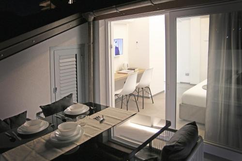 un salon avec une table à manger et une chambre dans l'établissement Affittacamere Bellavista, à La Spezia