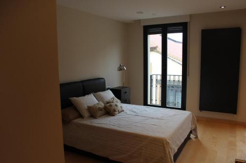 エル・ブルゴ・デ・オスマにあるCasa Marques de Vadilloのベッドルーム1室(テディベア2匹のベッド1台付)