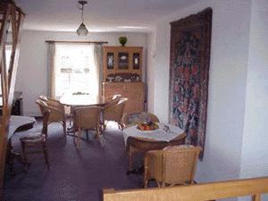 een woonkamer met een tafel en stoelen en een eetkamer bij De Traverse in Bemelen