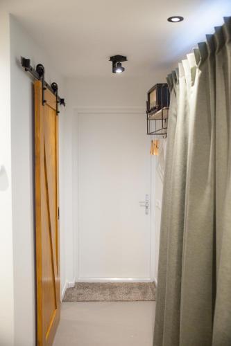 a room with a door with curtains and a door at In het Assendorpje in Zwolle