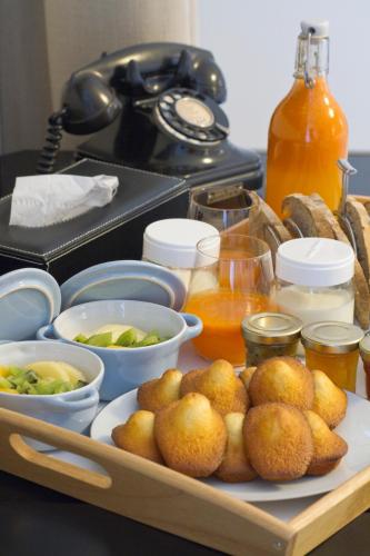 een dienblad met een bord met eten bij Villa Meridia in Nîmes
