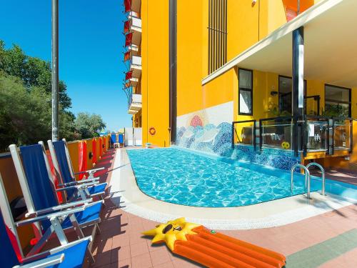 una piscina in un edificio con piscina di Hotel Ariane - BEACHFRONT, Breakfast XXL & Brunch a Rimini