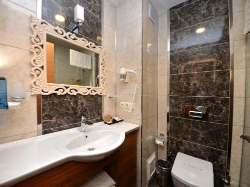 サカリヤにあるSertaç Hotelのバスルーム(洗面台、トイレ、鏡付)