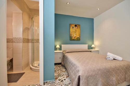 Кровать или кровати в номере Valletta Luxe 3-Bedroom Duplex Penthouse with Sea View Terrace and Jacuzzi