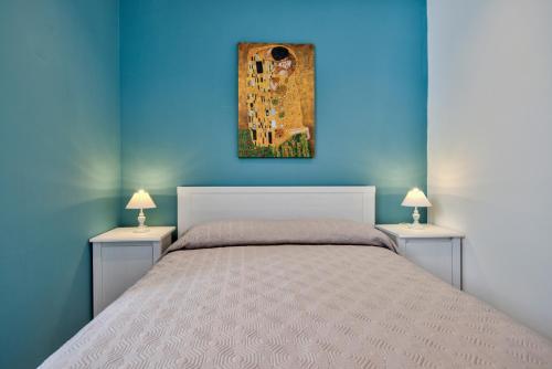 Katil atau katil-katil dalam bilik di Valletta Luxe 3-Bedroom Duplex Penthouse with Sea View Terrace and Jacuzzi