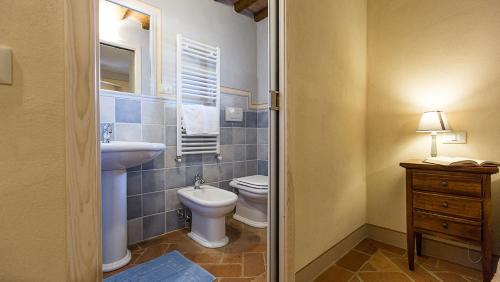 łazienka z toaletą i umywalką w obiekcie Borgo Pie' di Gamboi w mieście Chianni