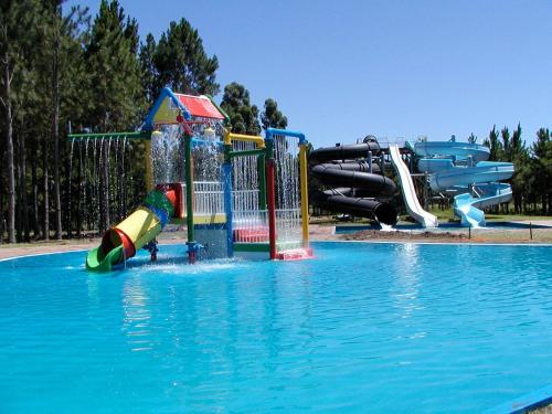 una piscina con un parque acuático con toboganes en Gran Hotel Uruguay, en Salto