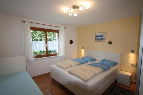 een slaapkamer met een bed met 2 kussens erop bij Haus Marija in Bartholomäberg