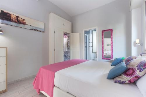 Кровать или кровати в номере Dreaming Sorrento Suites
