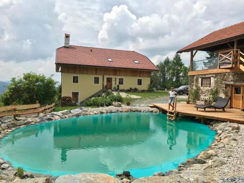 une piscine dans une arrière-cour avec une maison dans l'établissement Wohlfühloase Koglerhof, à Friesach
