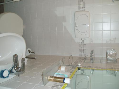 uma casa de banho com uma banheira, um WC e um lavatório. em Perla B&b em Veneza-Lido