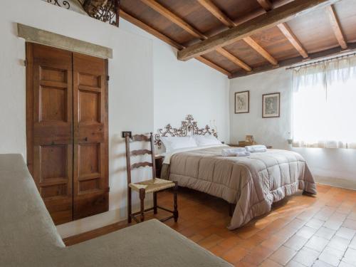 フィレンツェにあるMamo Florence - Vasari Apartmentのベッドルーム1室(ベッド1台、椅子、窓付)