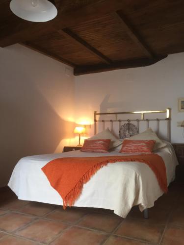 Casas del CastañarにあるEl Capricho del Jerteのベッドルーム1室(大型ベッド1台付)