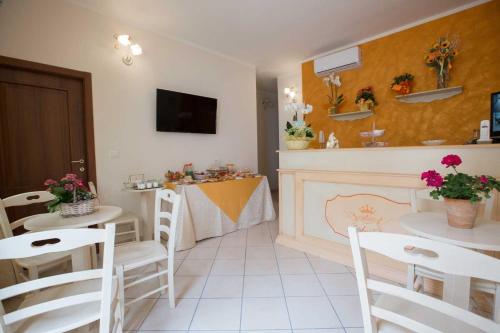 Un comedor con una mesa y sillas y un mostrador. en B&B Le due gioie, en Taviano