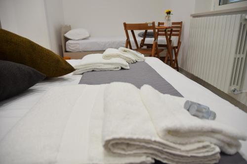 łóżko z białymi ręcznikami na górze w obiekcie B&B La Focara w mieście Novoli