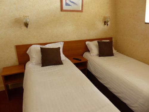 two beds in a hotel room with at Belle Epoque in Chinon