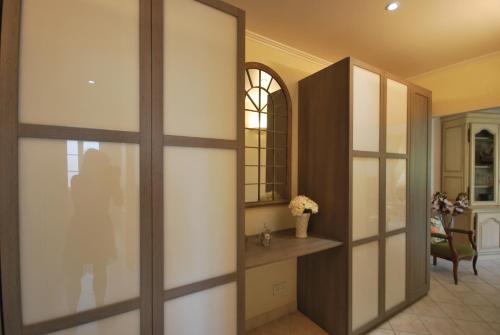 d'un dressing avec des portes coulissantes et un miroir. dans l'établissement 2 Chambres Palais Justinia, à Cannes
