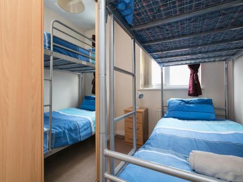 - une chambre avec 2 lits superposés et un miroir dans l'établissement My-Places Corporate Serviced Accommodation, à Manchester