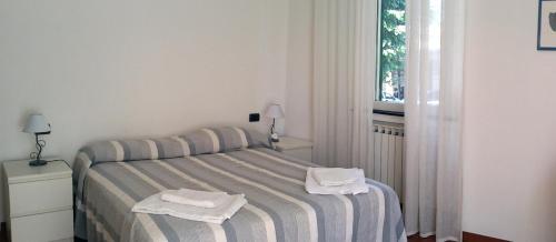 una camera da letto con un letto e asciugamani di Da Iole a La Spezia