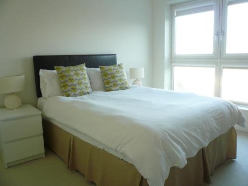 A bed or beds in a room at Urban Abode 