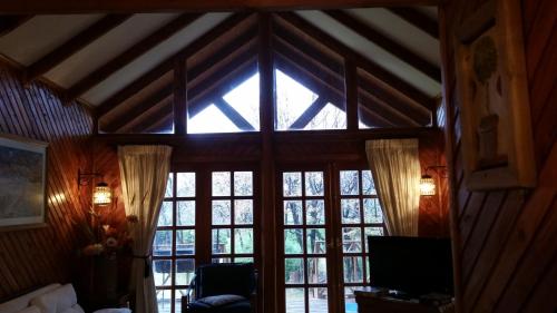 a room with a large window in a house at Tatas Haus in Las Trancas