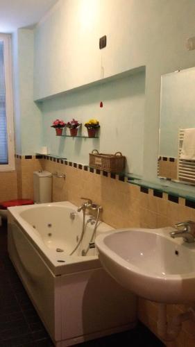 a bathroom with a sink and a tub next to a toilet at Da Iole in La Spezia