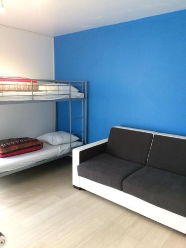 une chambre avec deux lits superposés et un canapé dans l'établissement Studio Opale, à Berck-sur-Mer