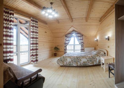 Säng eller sängar i ett rum på Karpatska Oselia