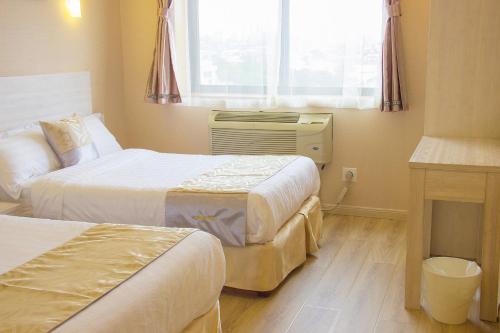 Ένα ή περισσότερα κρεβάτια σε δωμάτιο στο Phoenix Hotel Brooklyn Sunset Park
