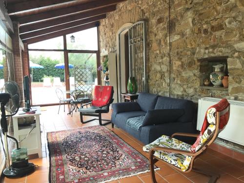 a living room with a blue couch and chairs at Casa Vacanze Il Cenito in Castellabate