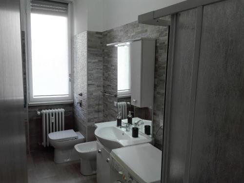 ミラノにあるMetropolitan Apartmentのバスルーム(洗面台、トイレ、鏡付)